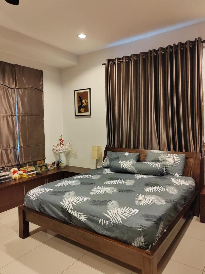 Semi D House At Apartment