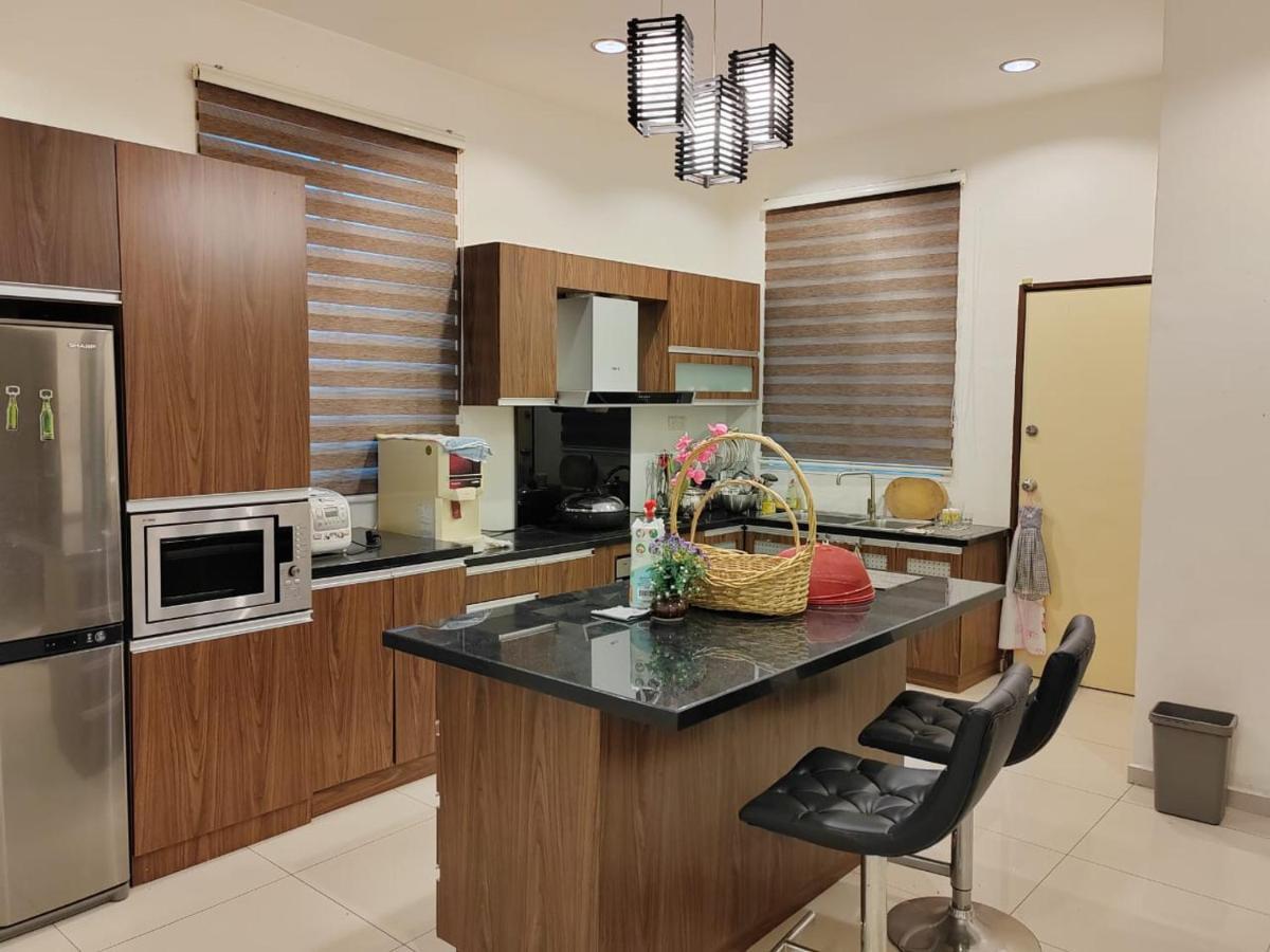 Semi D House At Apartment