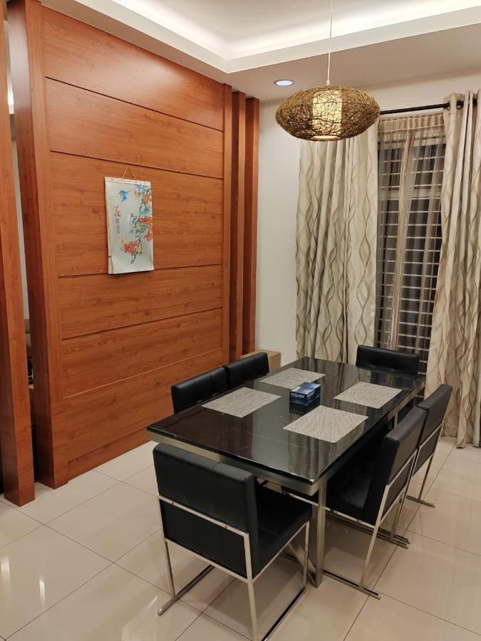 Semi D House At Apartment